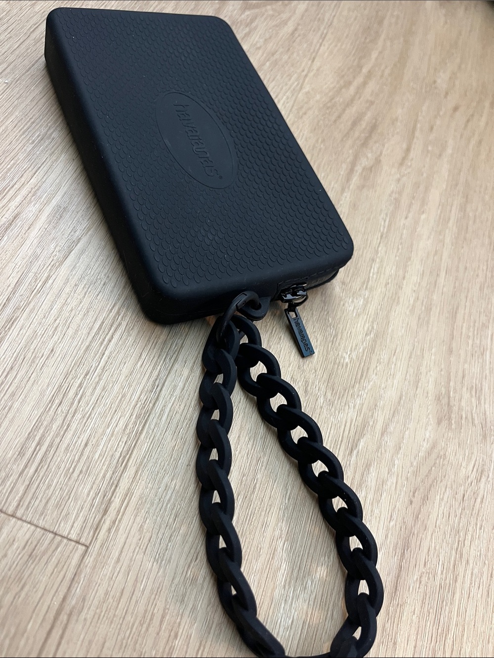 Havianas Wristlet with chain